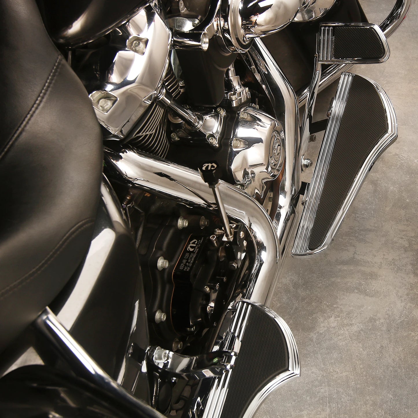 Voodoo Cycle House Custom Black or Chrome Harley Davidson Driver Passenger Floorboards Kits For 1980-UP Touring Models Road king Electra Street Glide FLHX FLHT